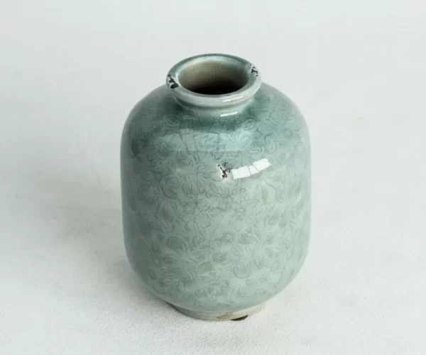 ceramic-vase-detail-display-1-768x640