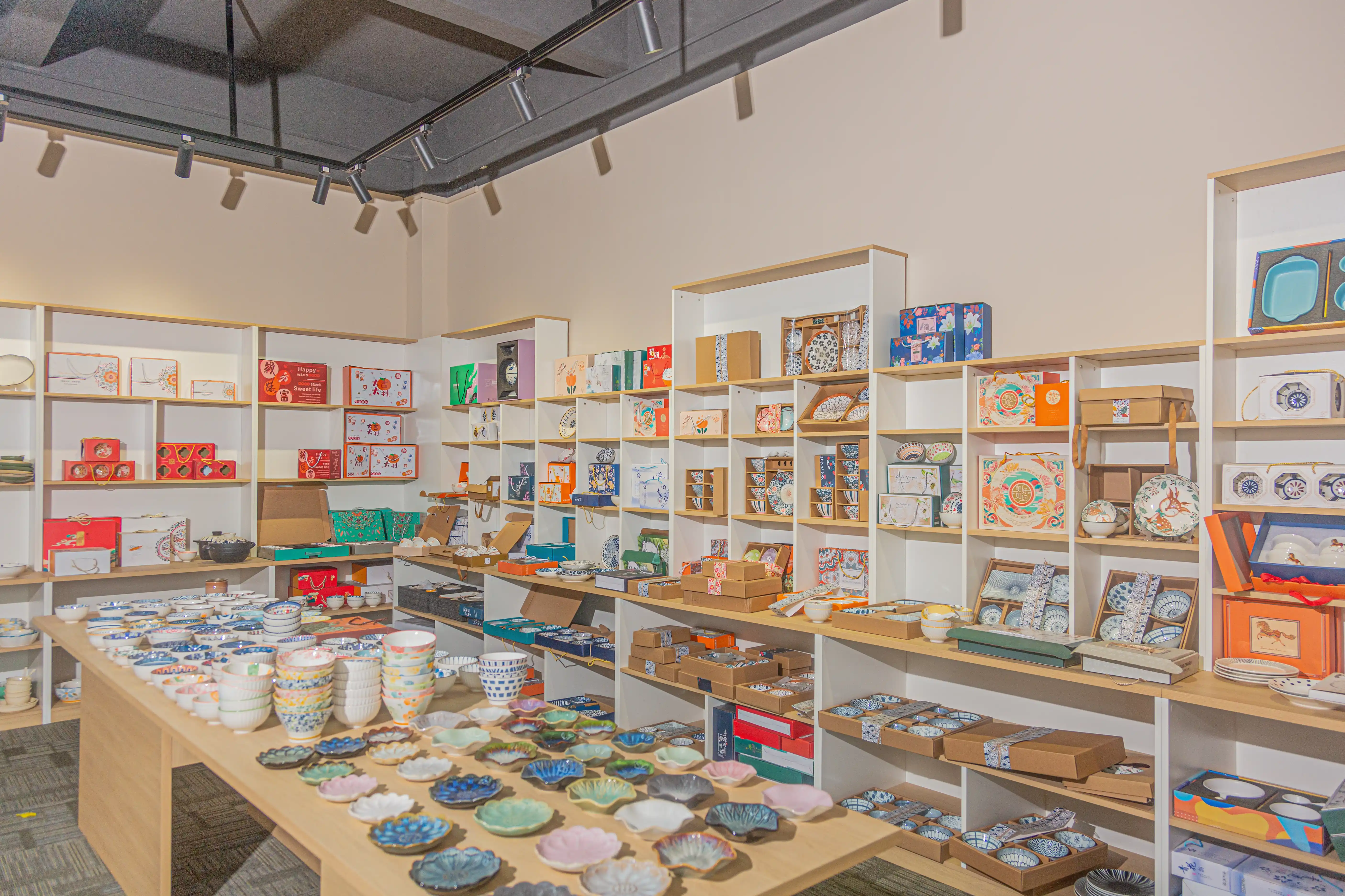 yongjian-Ceramic-Dinnerware-Manufacturer-Show-Room-2